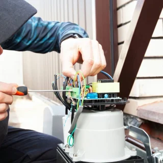 homem-tecnico-instalando-e-verificando-o-funcionamento-do-portao-automatico-1